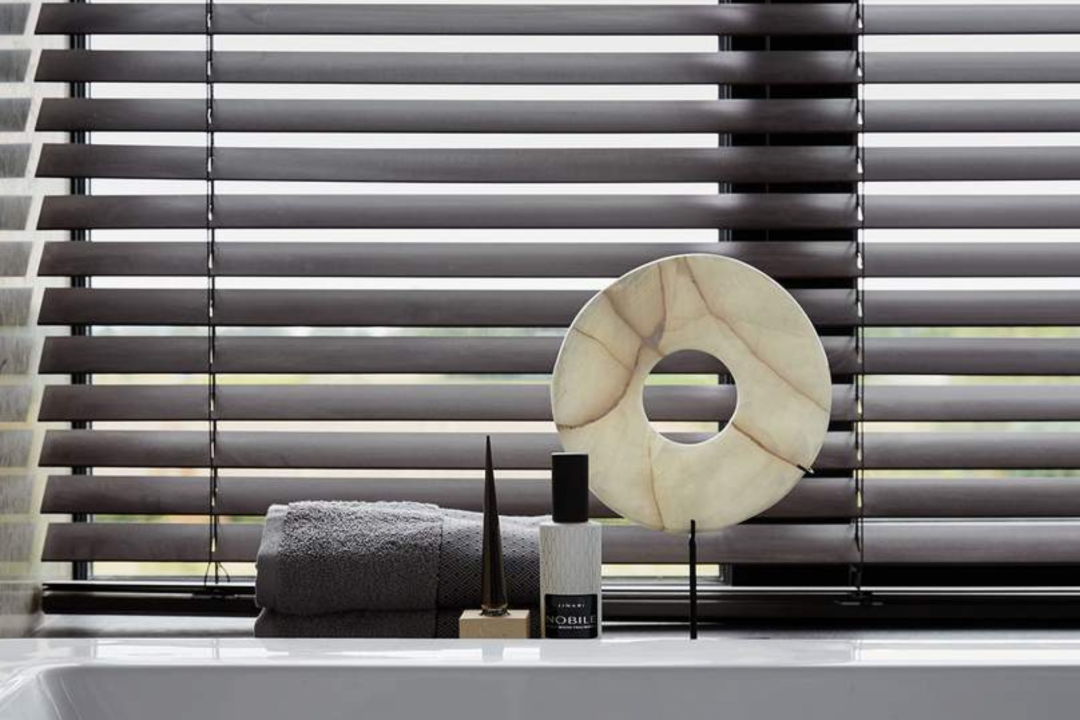 Fabiraction, installation, Stores Vnitiens en bois Luxaflex  Frjus