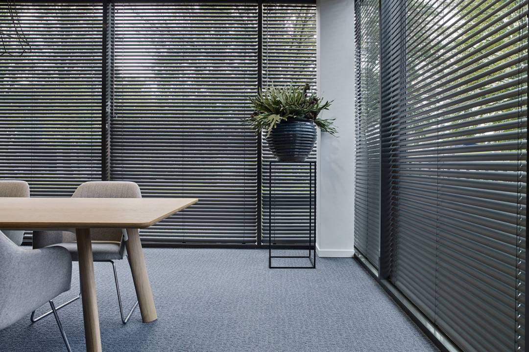 Fabiraction, installation, Stores Vnitiens en aluminium Luxaflex  Frjus